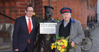 Bezirksbürgermeister Oliver Igel und Schauspieler Jürgen Hilbrecht