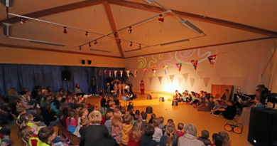 „Bühne frei!“ hieß es in der vergangenen Woche für drei Vorschulgruppen in der Musik-Kita „Mäuseburg“ in Stahnsdorf. Dort sorgte der Nachwuchs mit dem Theaterstück „Thilos geheimnisvolle Eisenbahn“ für einen vollen Veranstaltungssaal.