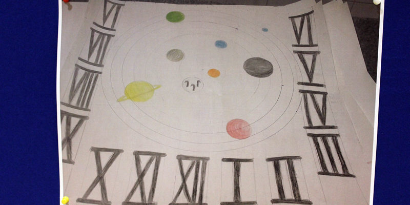 Eine gläserne Sonnenuhr mit bunten Planeten wird bald das Rathaus Kleinmachnow verzieren. Die Finanzierung steht seit dem zweiten Liederabend von René Fischer.