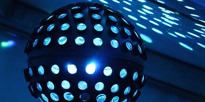 In den Neuen Kammerspiele findet wieder die Inklusionsdisko Disco Plus statt – Plus heißt, dass auch diejenigen Menschen eingeladen sind, die aufgrund von Beeinträchtigungen oder Behinderungen auf besondere Hilfen oder Umstände angewiesen sind.