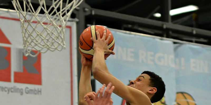 Das Basketball-Team des RSV Eintracht hat am vergangenen Sonntag in der 2. Bundesliga ProB einen wichtigen Sieg erspielt. Das Team von Trainer Denis Toroman gewann deutlich mit 93:73 gegen die ETB Wohnbau Baskets aus Essen und ist dem Klassenerhalt damit ein ganzes Stück näher.