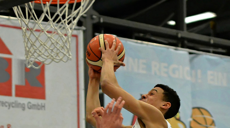 Das Basketball-Team des RSV Eintracht hat am vergangenen Sonntag in der 2. Bundesliga ProB einen wichtigen Sieg erspielt. Das Team von Trainer Denis Toroman gewann deutlich mit 93:73 gegen die ETB Wohnbau Baskets aus Essen und ist dem Klassenerhalt damit ein ganzes Stück näher.