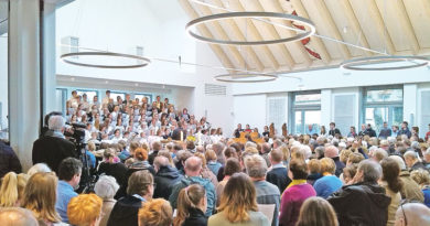 Rappelvoll war das neue Domizil der Evangelischen Kirchengemeinde in Kleinmachnow am Ostersonntag. Passend zum Fest der Auferstehung konnte der Kirchsaal des neuen Gemeindehauses mit einem großen Gottesdienst eingeweiht werden.