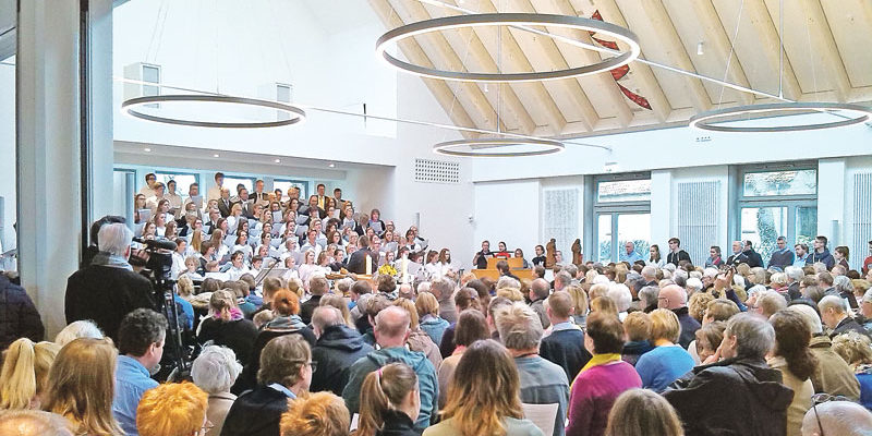 Rappelvoll war das neue Domizil der Evangelischen Kirchengemeinde in Kleinmachnow am Ostersonntag. Passend zum Fest der Auferstehung konnte der Kirchsaal des neuen Gemeindehauses mit einem großen Gottesdienst eingeweiht werden.