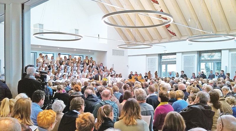 Rappelvoll war das neue Domizil der Evangelischen Kirchengemeinde in Kleinmachnow am Ostersonntag. Passend zum Fest der Auferstehung konnte der Kirchsaal des neuen Gemeindehauses mit einem großen Gottesdienst eingeweiht werden.