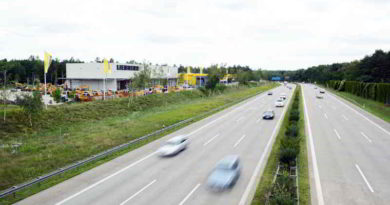 Wegen Bauarbeiten an einer Brücke am Autobahnkreuz Zehlendorf wird die A115 von Freitagabend bis Montagmorgen komplett gesperrt. Trotz Umleitungen kann es zu massiven Staus kommen, warnt der ADAC.