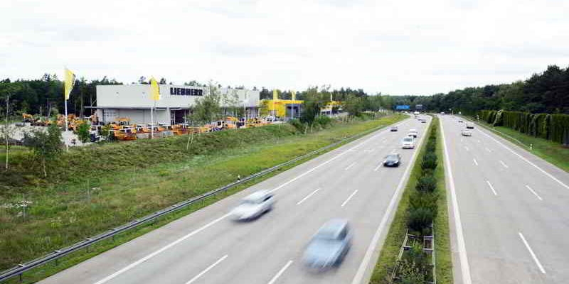 Wegen Bauarbeiten an einer Brücke am Autobahnkreuz Zehlendorf wird die A115 von Freitagabend bis Montagmorgen komplett gesperrt. Trotz Umleitungen kann es zu massiven Staus kommen, warnt der ADAC.