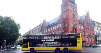 Für Schüler, die in Berlin zur Schule gehen, wird Bus- und Bahnfahren ab dem 1. August günstiger. Dann gelten neue Tarife für das Schülerticket bei S-Bahn und Berliner Verkehrsbetrieben (BVG).