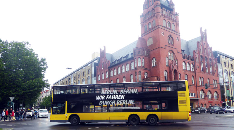 Für Schüler, die in Berlin zur Schule gehen, wird Bus- und Bahnfahren ab dem 1. August günstiger. Dann gelten neue Tarife für das Schülerticket bei S-Bahn und Berliner Verkehrsbetrieben (BVG).