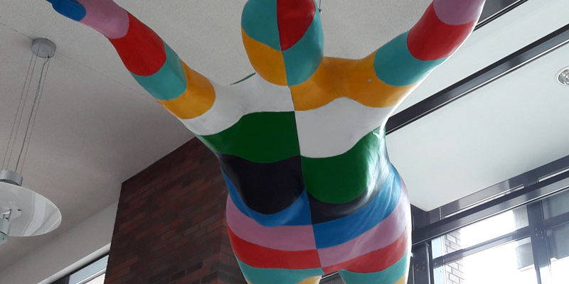 „Was bleibt“ heißt eine neue Ausstellung, die ab 4. Mai im Foyer des Kleinmachnower Rathauses zu sehen ist. Der Künstler Ralf-Dieter Anscheit stellt seine Werke seit Längerem erstmals wieder in Brandenburg aus.