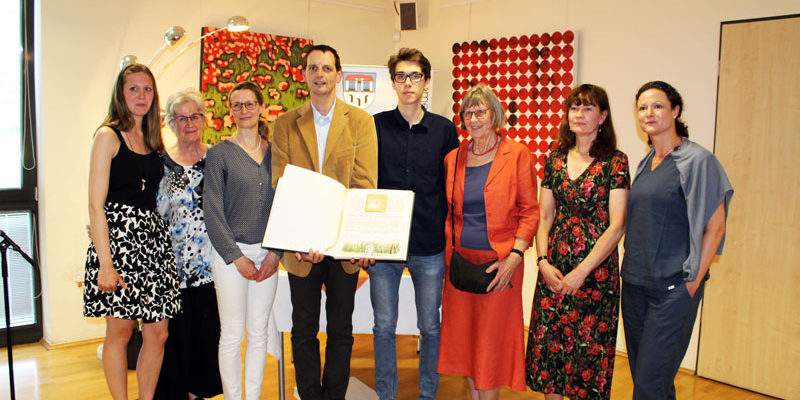 Am 08. Mai durften sich die Mitglieder der Projektgruppe „Stolpersteine“ im Goldenen Buch der Gemeinde Kleinmachnow verewigen.