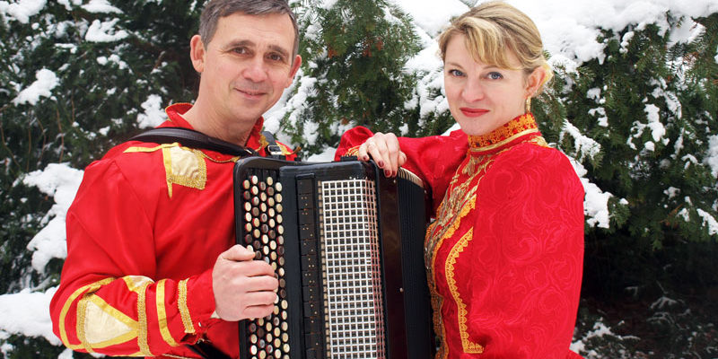 Alexandr Danko studierte in Rostow-am-Don das russische Knopfakkordeon und hat sich insbesondere der Klezmermusik gewidmet. Seine Frau Elena komplettiert das „Duo Da“, das am Sonntag, den 22. Juli 2018 um 17:00 Uhr in der Kleinbeerener Dorfkirche für den russischen Akzent im Rahmen des Kleinbeerener Musiksommers sorgen wird.