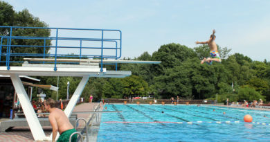 Wie springt man eigentlich richtig vom 1-Meter-Brett? Diese Frage lässt sich am morgigen Samstag durch die Teilnahme am gleichnamigen Workshop im Freibad Kiebitzberge in Kleinmachnow beantworten. Ab 10 Uhr wird dort nach erfolgreicher Sanierung die Wiedereröffnung gefeiert.