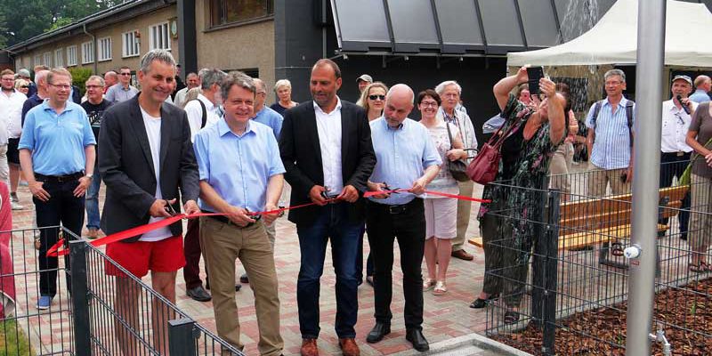Der Saisonstart im Freibad Kiebitzberge fiel diesmal nicht ins Wasser – nur Kleinmachnows Bürgermeister Grubert, und das ganz freiwillig. Zur Wiedereröffnung sorgte die überraschende Showeinlage gleich zu Beginn für gute Stimmung.