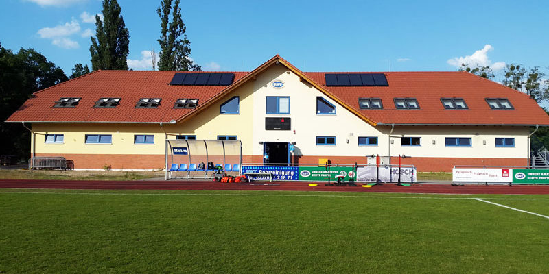 Viel Grund zum Feiern gab es zuletzt für den RSV Eintracht 1949. Zusammen mit geladenen Gästen aus Politik, Sport, Handwerk und Wirtschaft wurde am vergangenen Wochenende auf dem Vereinsgelände in der Stahnsdorfer Heinrich-Zille-Straße die Fertigstellung des Wirtschafts- und Sozialgebäudes gefeiert.