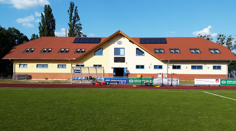 Viel Grund zum Feiern gab es zuletzt für den RSV Eintracht 1949. Zusammen mit geladenen Gästen aus Politik, Sport, Handwerk und Wirtschaft wurde am vergangenen Wochenende auf dem Vereinsgelände in der Stahnsdorfer Heinrich-Zille-Straße die Fertigstellung des Wirtschafts- und Sozialgebäudes gefeiert.