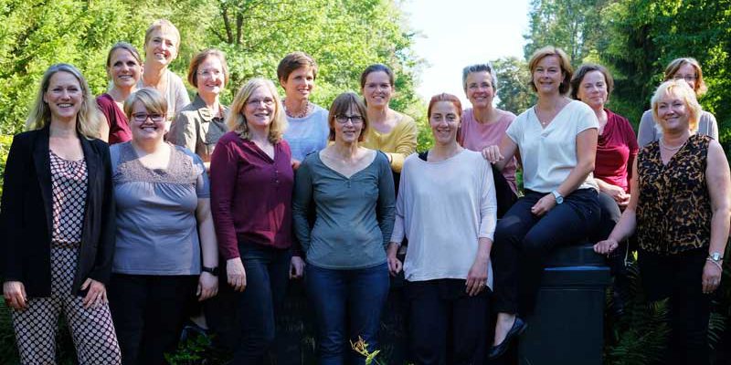 Der Chor „Canto Allegro“ und das Ensemble „VocaLadies“ sind die beiden Vokalgruppen, die am Sonntag, den 17. Juni, um 15:00 Uhr beim Chorkonzert „A Capella“ in der Kapelle auf dem Südwestkirchhof in Stahnsdorf.
