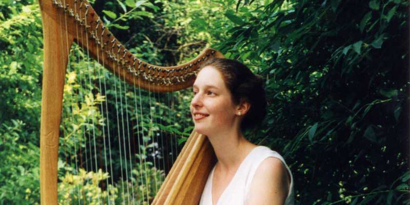 Die keltische Harfe gehört zu den ältesten Musikinstrumenten der Welt. Ihre Töne klingen nach schottischen Hochländern und verwunschenen Elfenwäldern, eben einfach nach Magie. Am 1. Juli um 17:00 Uhr können sich Musikfans beim Konzert von Nadja Birkenstock ein eigenes (Klang-)Bild machen.