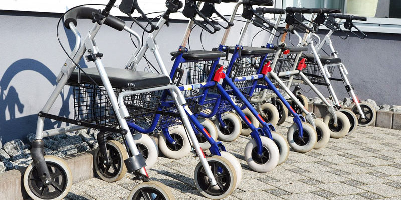 Sich zu einem Rollator durchzuringen, kostet viele Menschen Überwindung. Zudem stellt sich die Frage, ob sie tatsächlich mobiler damit sind. Diese Scheu lässt sich vielleicht überwinden, wenn man das Fahren vorher mal ausprobieren kann. Am kommenden Mittwoch (6. Juni) bietet sich im SenVital in Kleinmachnow die Möglichkeit dazu.