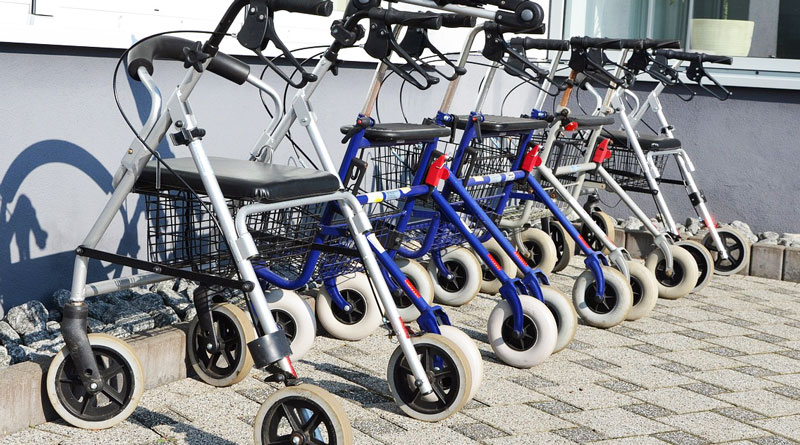 Sich zu einem Rollator durchzuringen, kostet viele Menschen Überwindung. Zudem stellt sich die Frage, ob sie tatsächlich mobiler damit sind. Diese Scheu lässt sich vielleicht überwinden, wenn man das Fahren vorher mal ausprobieren kann. Am kommenden Mittwoch (6. Juni) bietet sich im SenVital in Kleinmachnow die Möglichkeit dazu.