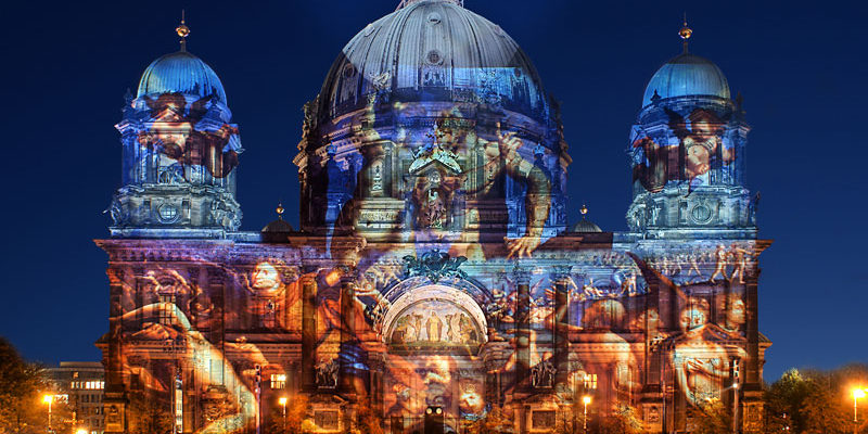 In der Reihe Kunst im Klinikum lädt der Verein Oskar-Helene-Heim gemeinsam mit dem Helios Klinikum Emil von Behring Kunstinteressierte, Patienten und Gäste ab heute und noch bis zum 31. Januar zum Bestaunen der Ausstellung „Berlin im Kunstlicht“ des Fotografen Burkhard Schmidt in die Galerie des Klinikums in der Walterhöferstr. 11 in Berlin-Zehlendorf ein.