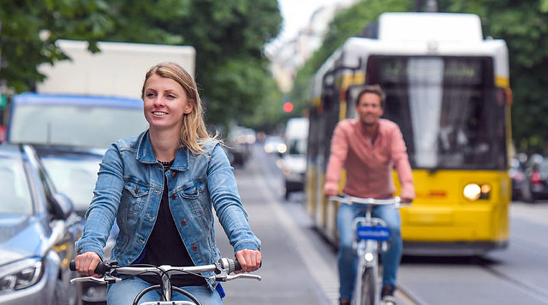Abonnenten von Deutschlands größtem Nahverkehrsunternehmen stehen seit dieser Woche zusätzlich zu den Bahnen und Bussen die Fahrräder von Deezer nextbike jeweils für die ersten 20 Minuten kostenlos zur Verfügung. Ein kleiner Schritt auf dem Weg zu einem grüneren Berlin.