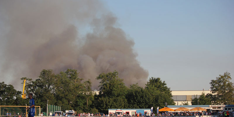 Zu einem Großeinsatz musste am gestrigen Abend die hiesige Feuerwehr ausrücken. Auf einem Feld in der Starstraße in Stahnsdorf war ein Feuer ausgebrochen, dessen Rauchwolken kilometerweit zu sehen waren. Das Feuer konnte noch rechtzeitig vor der Siedlungsgrenze gestoppt werden.