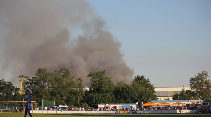 Zu einem Großeinsatz musste am gestrigen Abend die hiesige Feuerwehr ausrücken. Auf einem Feld in der Starstraße in Stahnsdorf war ein Feuer ausgebrochen, dessen Rauchwolken kilometerweit zu sehen waren. Das Feuer konnte noch rechtzeitig vor der Siedlungsgrenze gestoppt werden.