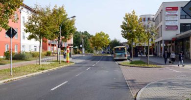 Ampel, Kreisverkehr, Tempolimit? Fragen zur Gestaltung des Verkehrs in Kleinmachow soll das Integrierte Verkehrskonzept beantworten. Mit ihm soll ein Handlungsrahmen für künftige Maßnahmen festgelegt werden. Erster Schritt des Konzeptes ist die Darstellung der verkehrlichen Situation im Ort. Ein Plan mit Erläuterungen ist bis zum 31. Juli im Rathaus einzusehen.