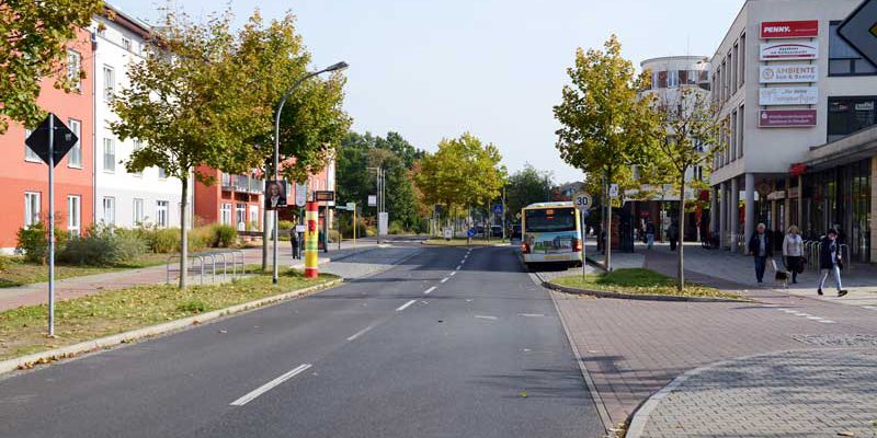 Ampel, Kreisverkehr, Tempolimit? Fragen zur Gestaltung des Verkehrs in Kleinmachow soll das Integrierte Verkehrskonzept beantworten. Mit ihm soll ein Handlungsrahmen für künftige Maßnahmen festgelegt werden. Erster Schritt des Konzeptes ist die Darstellung der verkehrlichen Situation im Ort. Ein Plan mit Erläuterungen ist bis zum 31. Juli im Rathaus einzusehen.