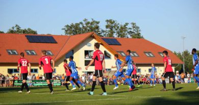 Beim Testspiel gegen Hertha BSC am gestrigen Mittwoch hat der RSV Eintracht trotz einer 0:7-Niederlage einen starken Auftritt hingelegt. Rund 2.000 Zuschauer verfolgten das ausverkaufte Spiel auf dem Sportplatz in der Heinrich-Zille-Straße.