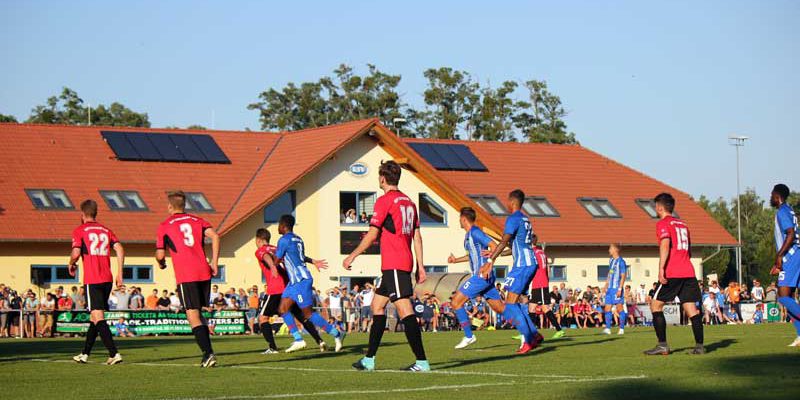 Beim Testspiel gegen Hertha BSC am gestrigen Mittwoch hat der RSV Eintracht trotz einer 0:7-Niederlage einen starken Auftritt hingelegt. Rund 2.000 Zuschauer verfolgten das ausverkaufte Spiel auf dem Sportplatz in der Heinrich-Zille-Straße.