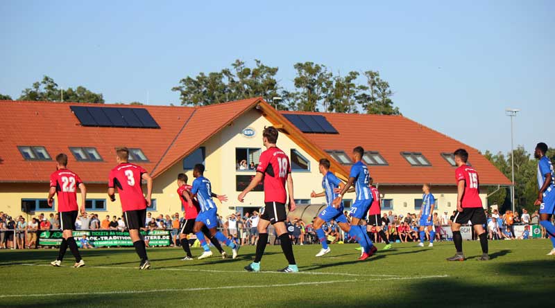 Beim Testspiel gegen Hertha BSC am gestrigen Mittwoch hat der RSV Eintracht trotz einer 0:7-Niederlage einen starken Auftritt hingelegt. Rund 2.000 Zuschauer verfolgten das ausverkaufte Spiel auf dem Sportplatz in der Heinrich-Zille-Straße.