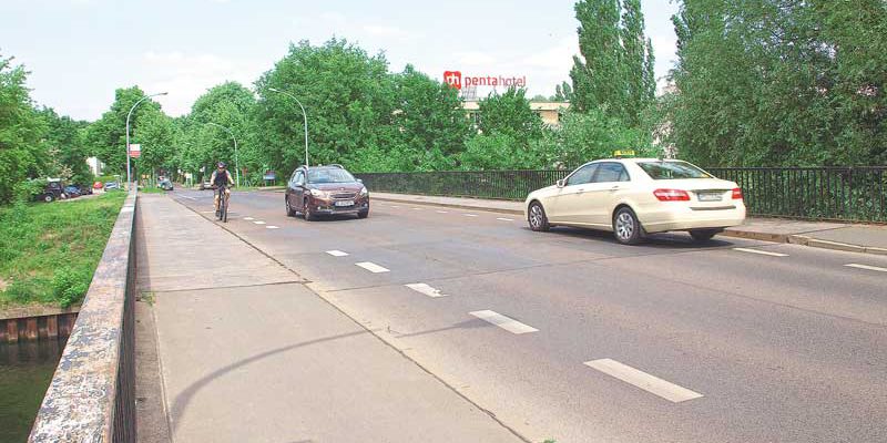 Ab dem 20. Juni 2019 gibt es für Autofahrer über die Rammrathbrücke zwischen Kleinmachnow und Teltow kein Durchkommen mehr. Die Brücke aus den 70er-Jahren, durch deren Material sich seit Jahren der Betonkrebs frisst, wird abgerissen und durch eine neue ersetzt. Die Bauarbeiten dauern etwa zwei Jahre.