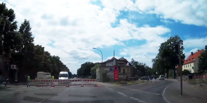 Die Umbauten an der Potsdamer Allee sorgen bei den Anwohnern für Ärger: Mit dem Baubeginn am 09. wird auf die Anlieger nicht nur eine Vollsperrung im Bereich Schleusenweg/ Wannseestraße/ Bäkedamm zukommen (und in der Folge Teilsperrungen der weiteren Bauabschnitte), sondern es werden auch höhere Anliegerbeiträge anfallen.