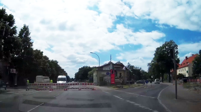 Die Umbauten an der Potsdamer Allee sorgen bei den Anwohnern für Ärger: Mit dem Baubeginn am 09. wird auf die Anlieger nicht nur eine Vollsperrung im Bereich Schleusenweg/ Wannseestraße/ Bäkedamm zukommen (und in der Folge Teilsperrungen der weiteren Bauabschnitte), sondern es werden auch höhere Anliegerbeiträge anfallen.