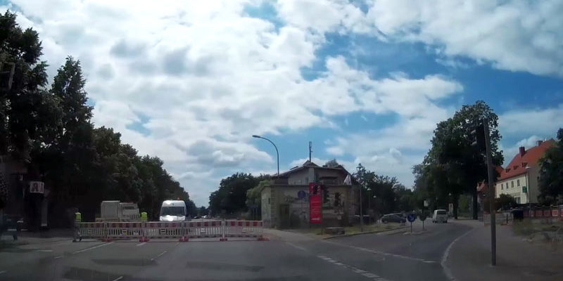 Die Umbauten an der Potsdamer Allee sorgen bei den Anwohnern für Ärger: Mit dem Baubeginn am 09. wird auf die Anlieger nicht nur eine Vollsperrung im Bereich Schleusenweg/ Wannseestraße/ Bäkedamm zukommen (und in der Folge Teilsperrungen der weiteren Bauabschnitte), sondern es werden auch höhere Anliegerbeiträge anfallen.