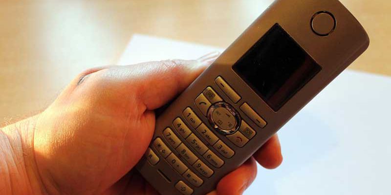 Generell sollte man sich nicht am Telefon zu einer Überweisung oder einer Herausgabe der Kontodaten überreden lassen. Auch nicht, wenn es das Finanzamt ist. Viele Berliner bekommen derzeit Anrufe, bei denen Gebühren für Lottogewinne verlangt werden.