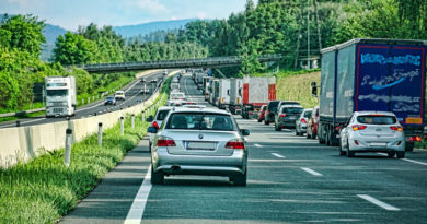 Bei der Anfahrt zu einem Unfallort verlieren die Einsatzkräfte oft wertvolle Zeit, weil die Autofahrer keine Rettungsgasse bilden und die Rettungsfahrzeuge Slalom fahren müssen. Dabei ist es so einfach.