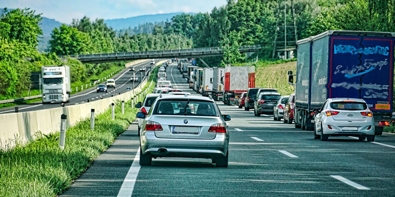 Bei der Anfahrt zu einem Unfallort verlieren die Einsatzkräfte oft wertvolle Zeit, weil die Autofahrer keine Rettungsgasse bilden und die Rettungsfahrzeuge Slalom fahren müssen. Dabei ist es so einfach.