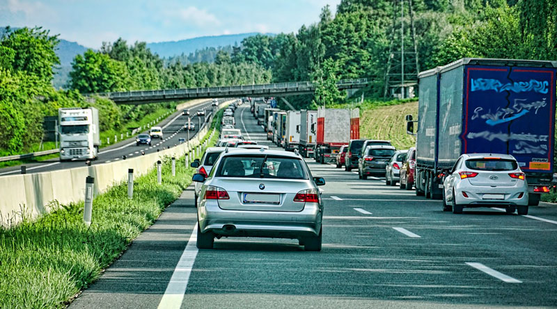 Bei der Anfahrt zu einem Unfallort verlieren die Einsatzkräfte oft wertvolle Zeit, weil die Autofahrer keine Rettungsgasse bilden und die Rettungsfahrzeuge Slalom fahren müssen. Dabei ist es so einfach.