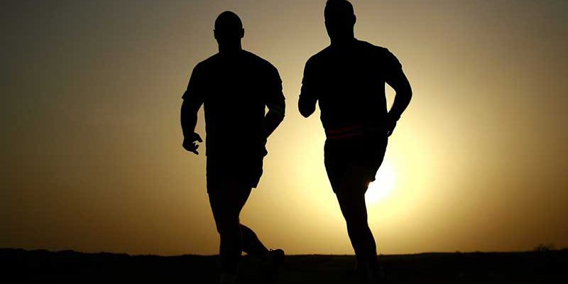 Jeden Dienstag und Donnerstag treffen sich Joggingfreunde zwischen 19 und 20:30 zum Lauftreff auf dem RSV-Sportplatz in der Zille-Straße in Stahnsdorf.