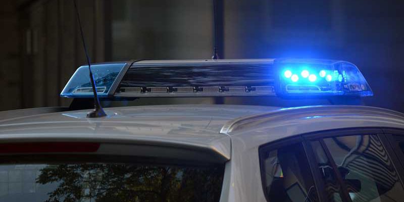 Am Samstagabend rückten Spezialkräfte der Polizei Brandenburg nach Kleinmachnow aus, um einen Mann festzunehmen, der seine Exfrau mit einer Waffe bedroht hatte. Nun hat die Polizei genauere Einzelheiten bekannt gegeben. Demnach wurde der Mann einige Tage zuvor bereits wegen des selben Deliktes verhaftet, aber wieder auf freien Fuß gesetzt.