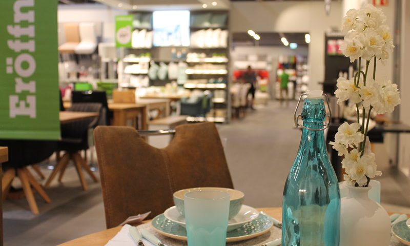 Moderne Möbel auch zum kleinen Preis: mömax eröffnet in Teltow