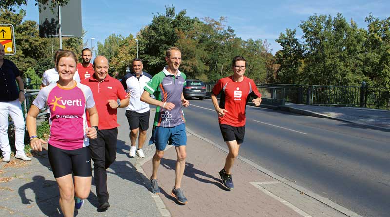 Zum 15. Mal jährt sich der Teltowkanal-Halbmarathon. Für das Jubiläumslaufevent sind noch letzte Starterplätze zu vergeben. Mit ihrer Teilnahme unterstützen die Läufer die Parkinson-Hilfe. Auch eine Staffel mit Betroffenen ist dabei.