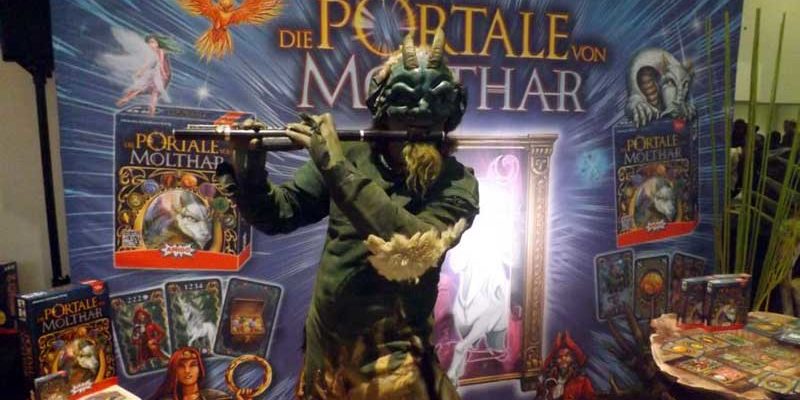 Kleiner Ausflugstipp gefällig? Am kommenden Wochenende stellt die weltweit größte Messe für Gesellschaftsspiele eindrucksvoll unter Beweis: Das gute alte Gesellschaftsspiel boomt wie nie zuvor. Vom 25. bis zum 28. Oktober findet in Essen die 36. SPIEL18 statt. 1.400 Spielneuheiten und Weltpremieren werden präsentiert.