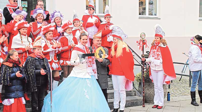 Beim Damenelferrat „Rot-Weiss“ Teltow e. V. haben die Frauen das Sagen. Am 11. November starten sie mit dem Sturm auf das Teltower Rathaus in die inzwischen 37. Session. An diesem Tag beginnt auch der Kartenvorverkauf für die vier Prunksitzungen im Februar und im März. In Kleinmachnow treffen sich wieder der Bäketaler Karnevalsverein (BKV) und der Teltower Carnevals Club (TCC), um den Schlüssel von Bürgermeister Michael Grubert einzufordern.