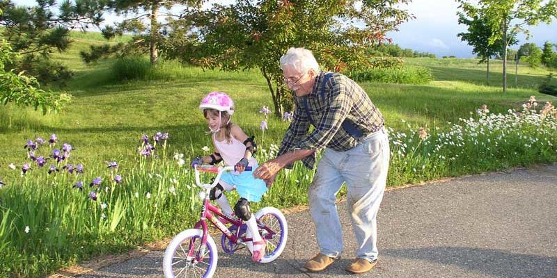 Sie haben viel Lebenserfahrung, oft schon selbst Kinder großgezogen und können jungen Müttern und Vätern darum nicht nur mit ihrer Zeit, sondern auch mit ihrem Rat zur Seite stehen - Babysitter der Generation 50+, auch Wunschgroßeltern genannt, sind sehr gefragt, leider aber eine ziemlich seltene Spezies. Damit sich das ändert, bietet die Akademie 2. Lebenshälfte in Kürze wieder einen Kurs an.