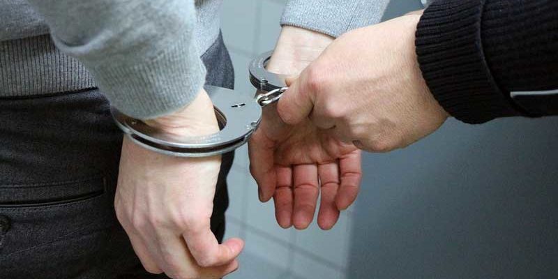 In Potsdam waren Ende September Trickdiebe vier Mal erfolgreich, heute Morgen wurden zwei Trickdiebe in Kleinmachnow festgenommen, als sie es dort mit der gleichen Masche versuchten. Möglicherweise sind es die selben Täter.