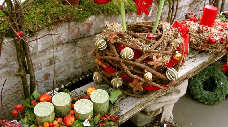 Verschiedene Weihnachtskränze, Weihnachtsgestecke, Weihnachtssträuße, Türkränze, Weihnachtsdekorationen, Kräutersalz, Kräuteressig und vieles mehr können Interessierte am 01. Dezember von 11:00 bis 18:00 Uhr beim Weihnachtsverkauf der Diakonischen Werkstätten in Teltow finden.